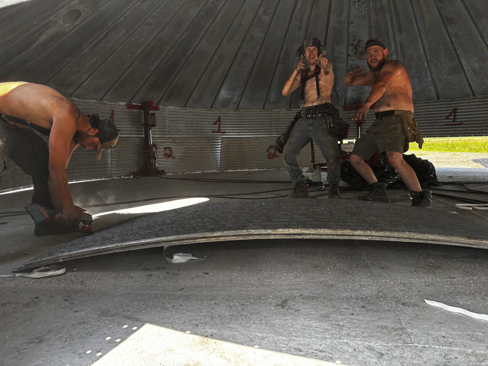 Démontage des panneaux à l'intérieur d'un silo