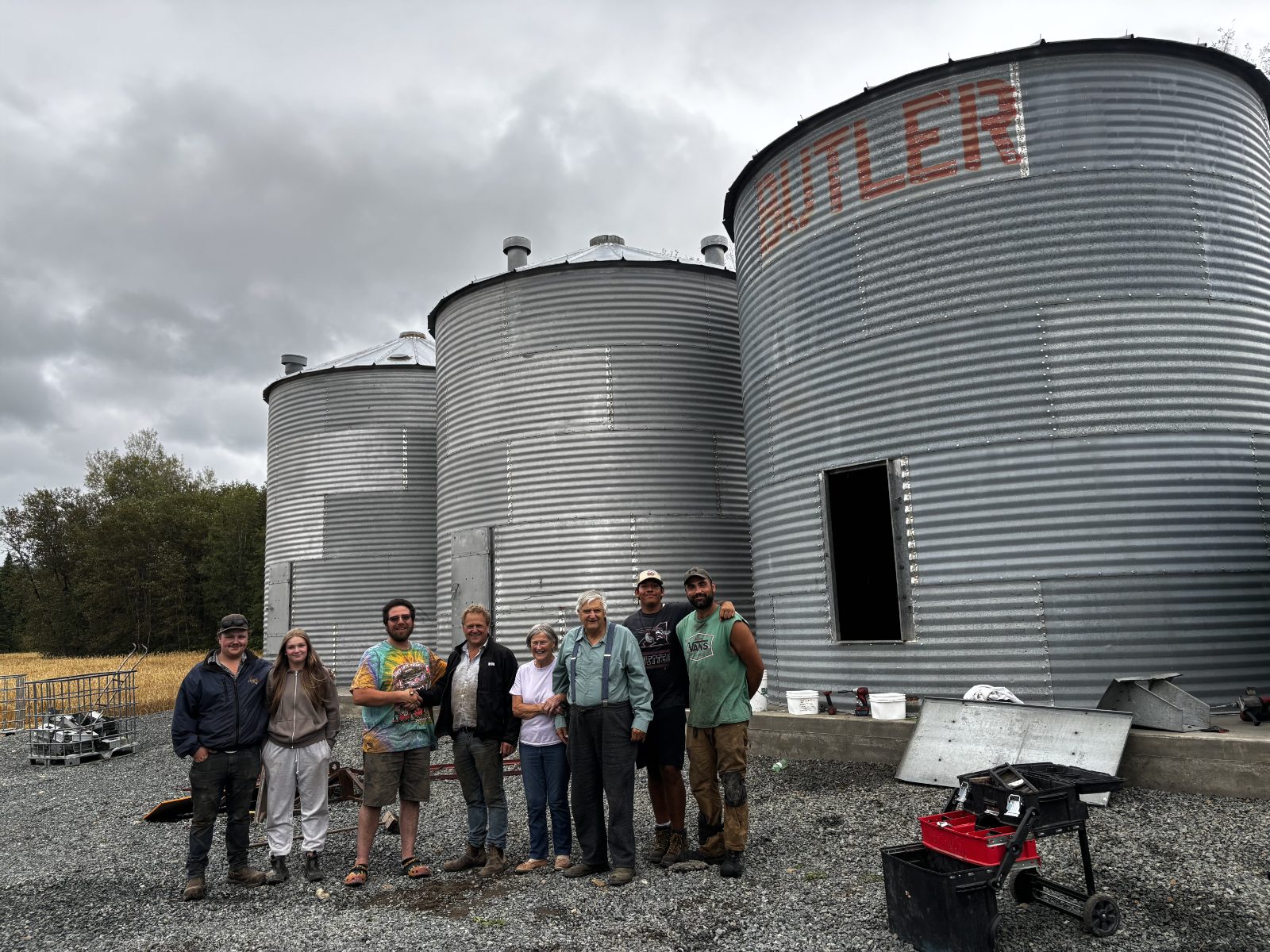 L'équipe Rémillard devant trois silos