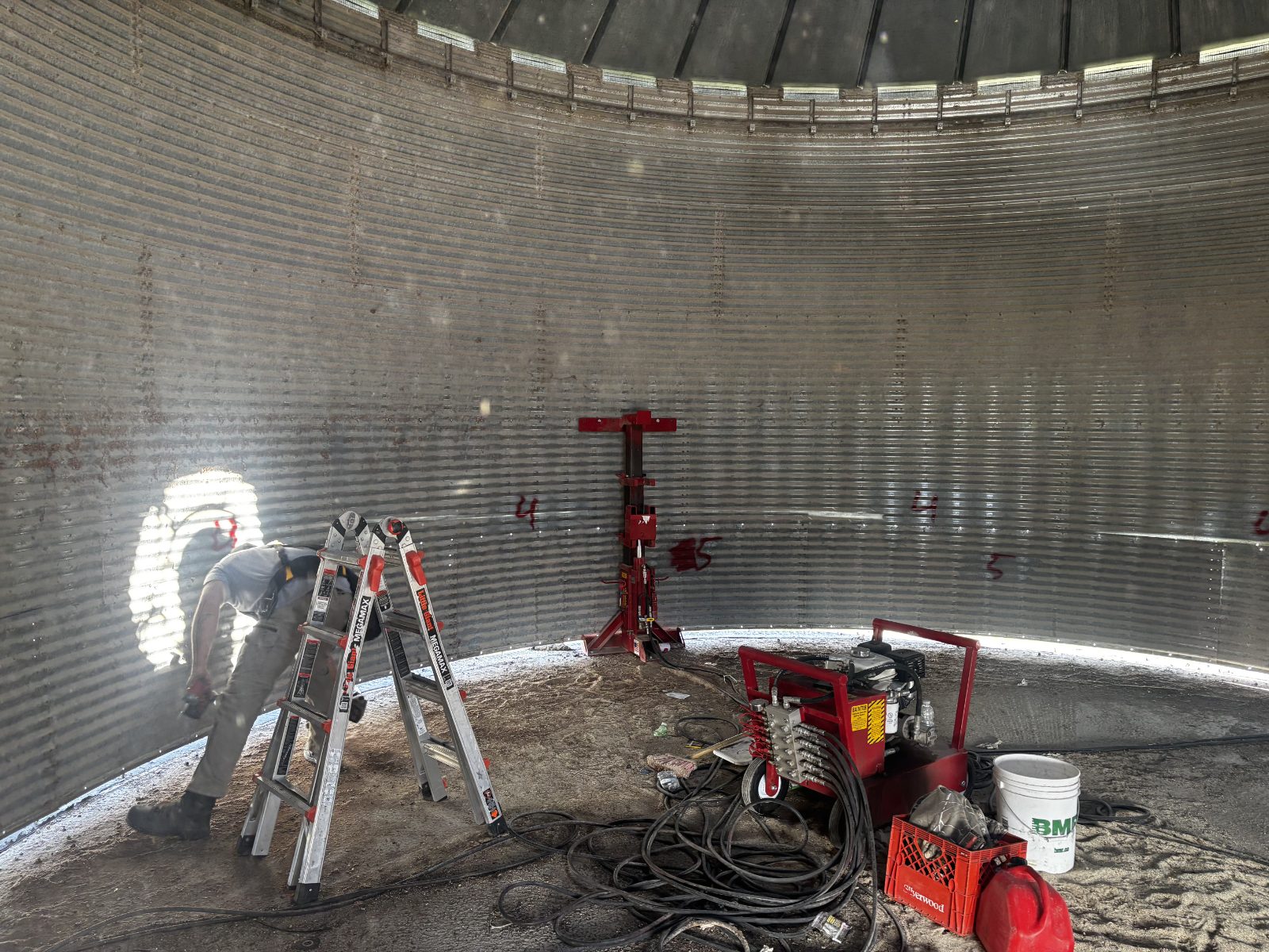 Intérieur d'un silo avec vérin central