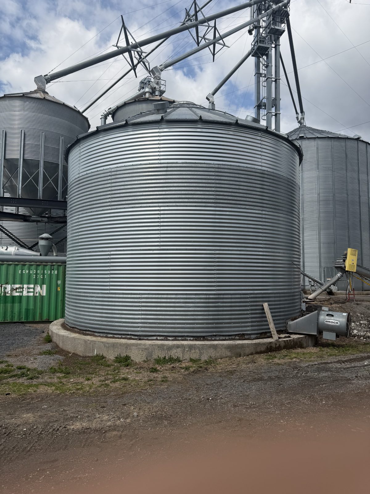 Silo à grain monté et raccordé aux convoyeurs