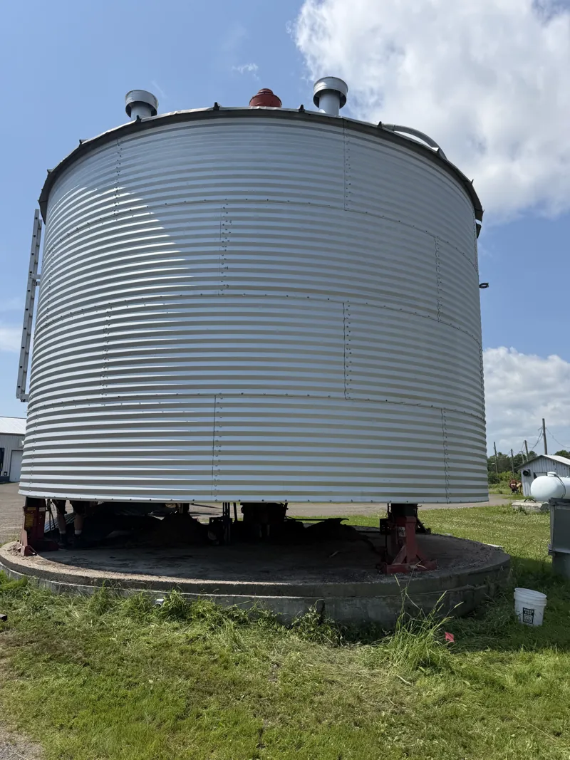 Silo soulevé sur vérins hydrauliques