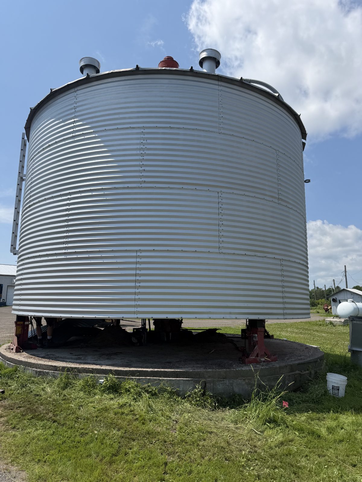 Silo soulevé sur vérins hydrauliques